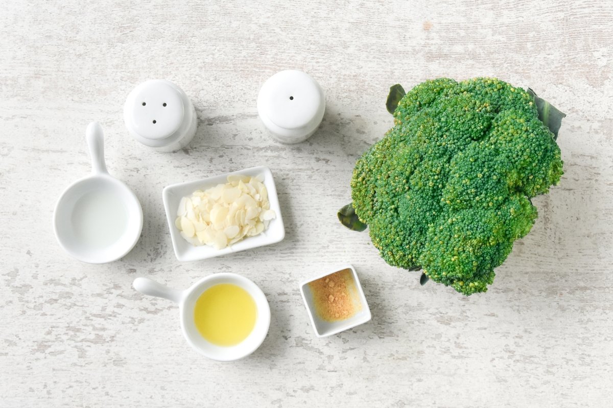 Ingredientes para preparar el brócoli salteado