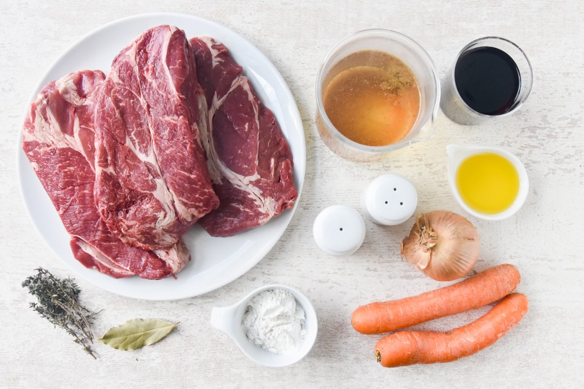 Ingredientes para preparar el estofado de ternera al vino tinto