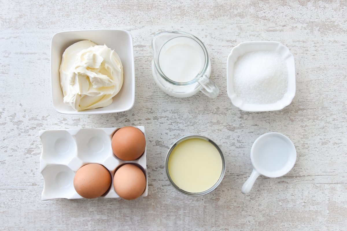 Ingredientes para preparar el flan de queso y leche condensada