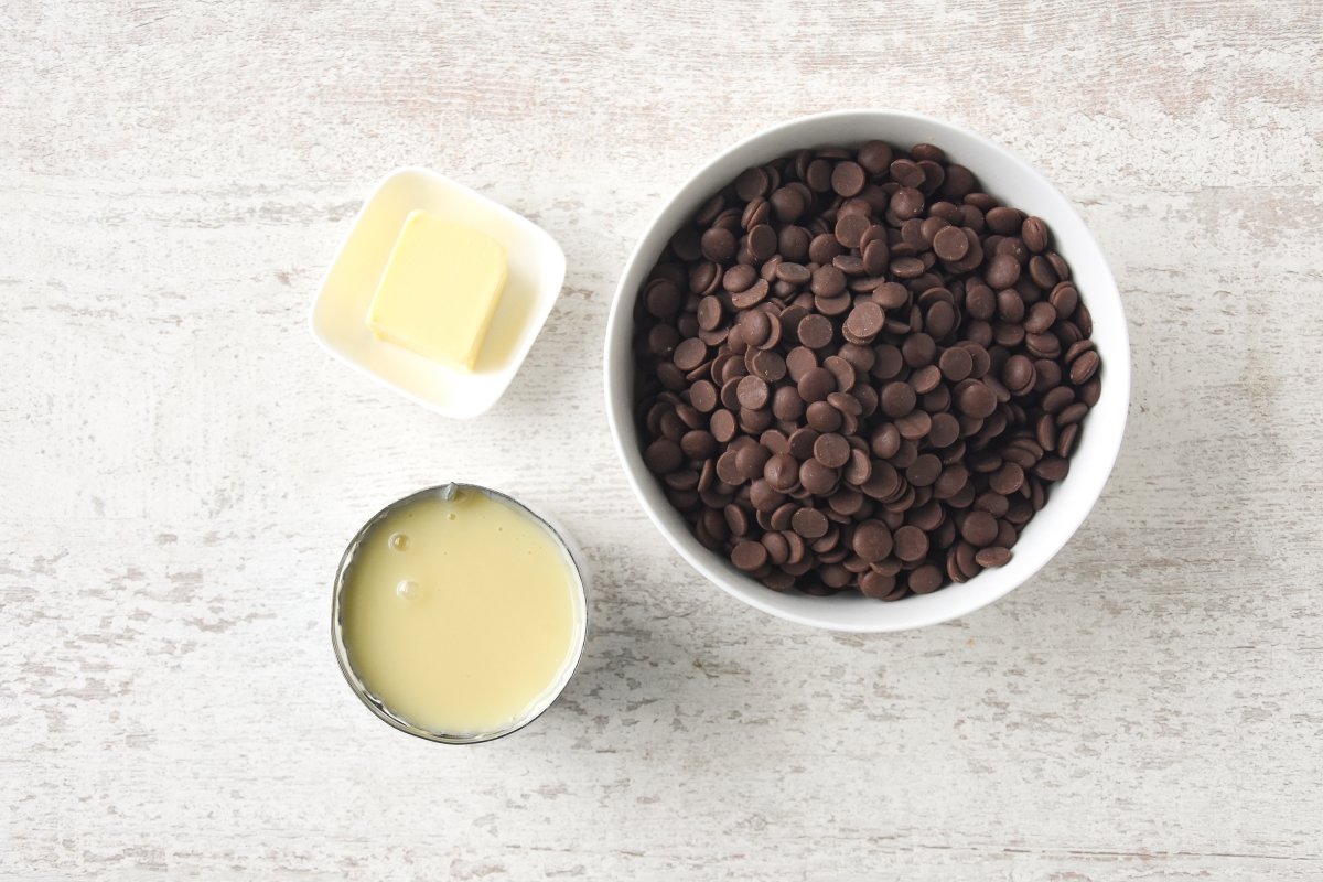 Ingredientes para preparar el fudge de chocolate