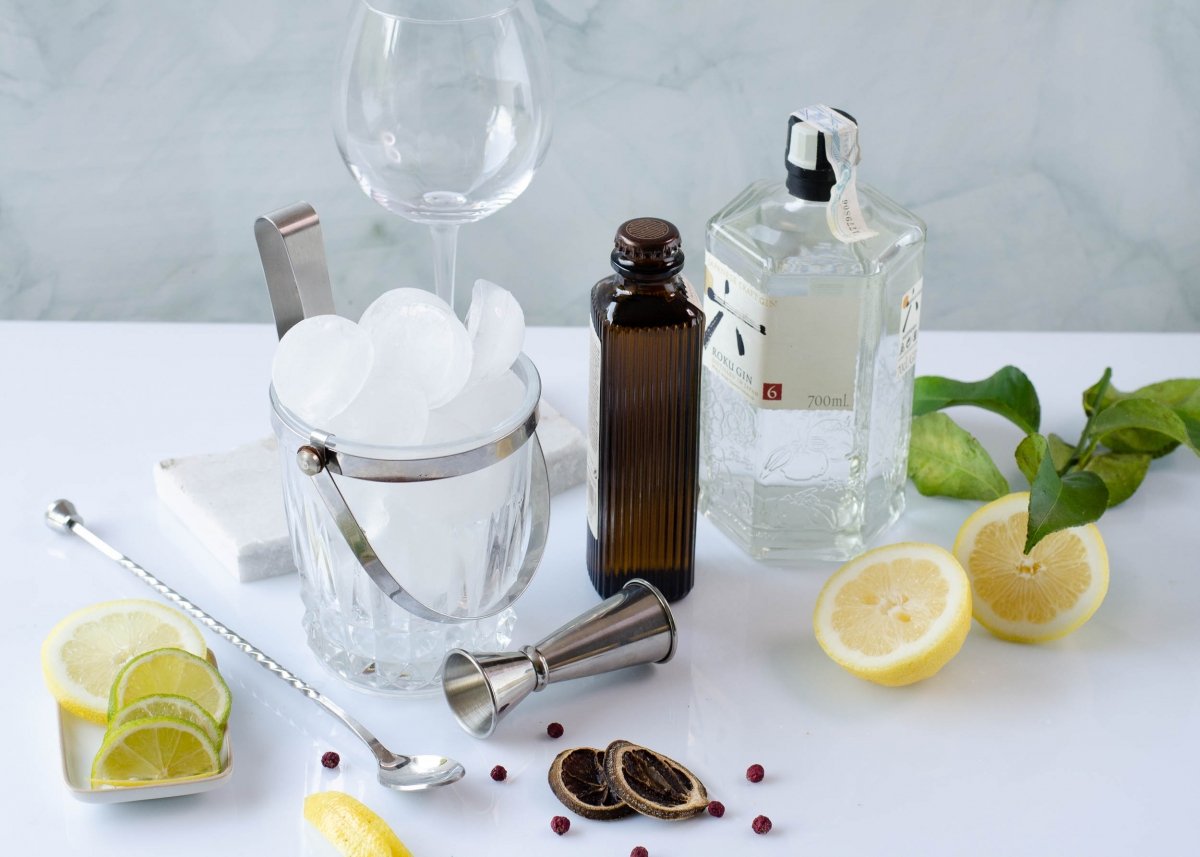 Ingredients to prepare the gin and tonic