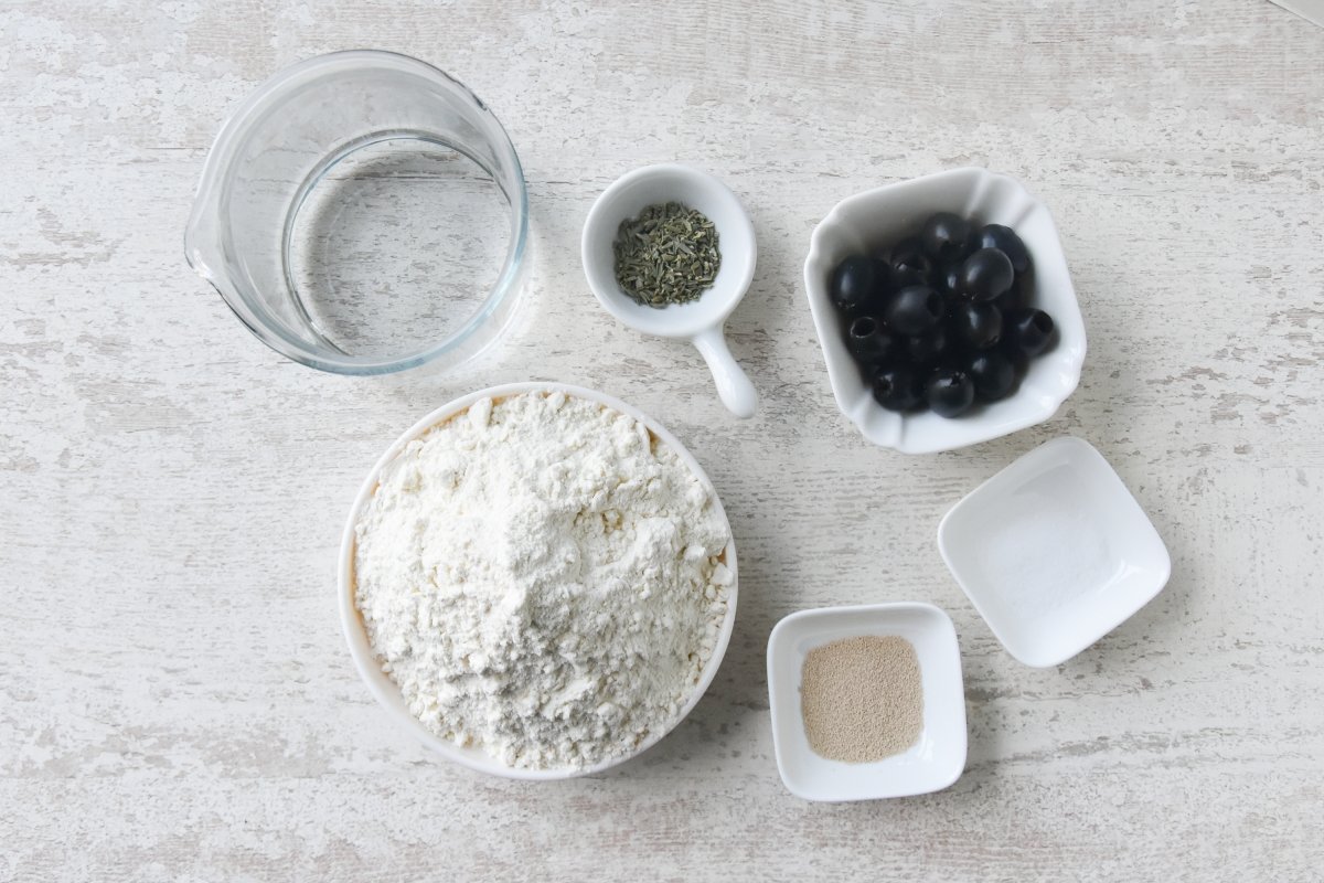 Ingredientes para preparar el pan de aceitunas