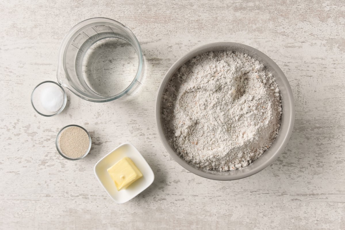 Ingredientes para preparar el pan integral casero
