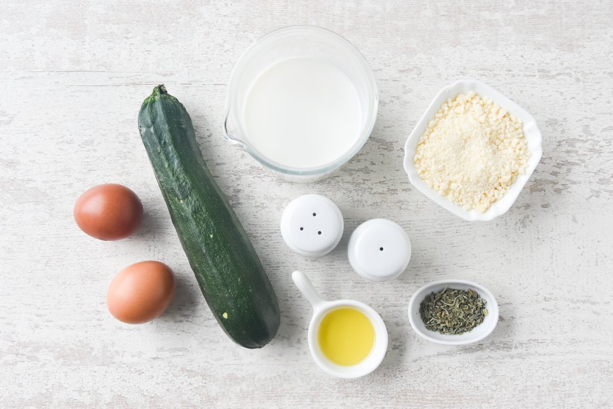Ingredientes para preparar el pastel de calabacín en freidora de aire