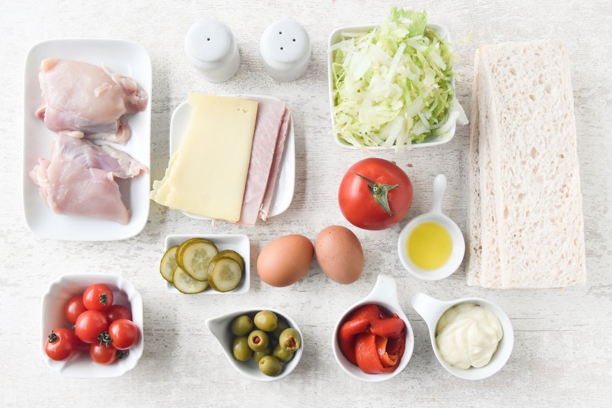 Ingredientes para preparar el pastel frío de pollo