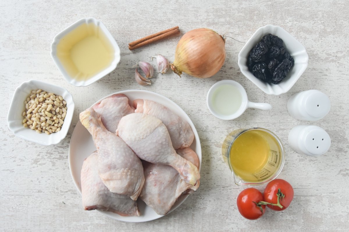 Ingredientes para preparar el pollo con ciruelas