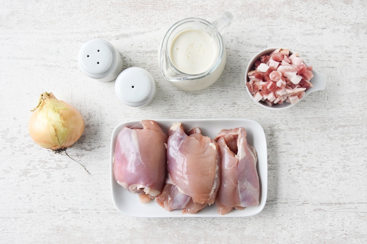 Ingredientes para preparar el pollo con salsa de nata