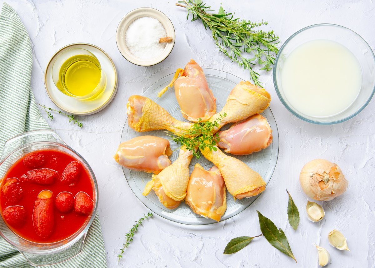 Ingredientes para preparar el pollo con salsa de tomate