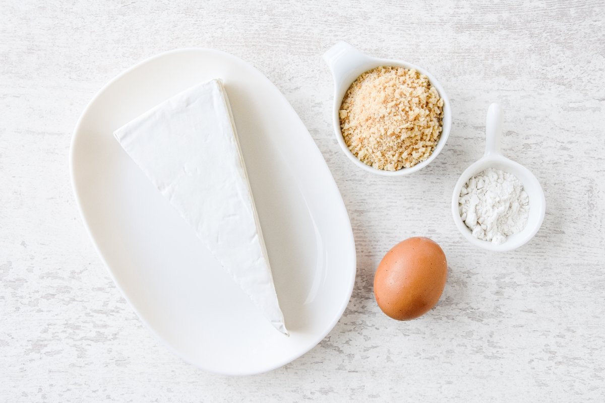 Ingredientes para preparar el queso brie rebozado