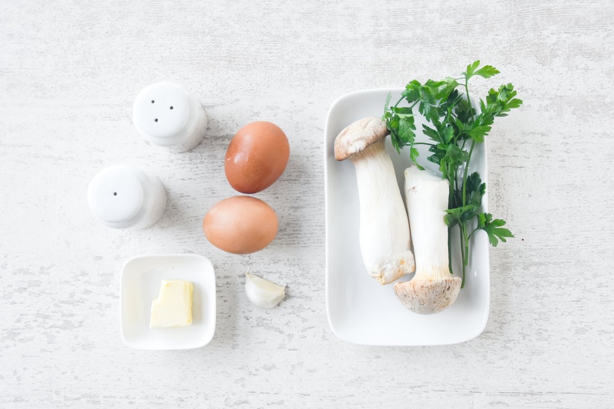 Ingredientes para preparar el revuelto de boletus