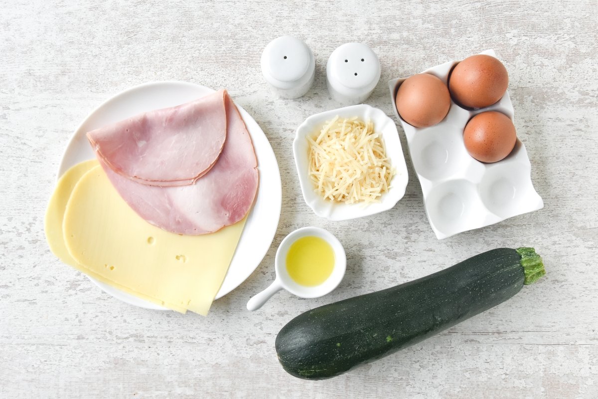 Ingredientes para preparar el rollo de calabacín relleno de jamón y queso