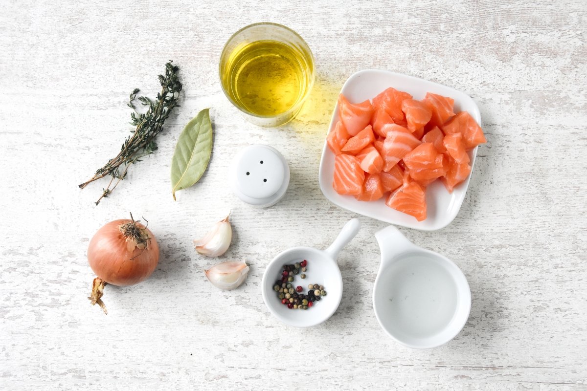 Ingredientes para preparar el salmón en escabeche