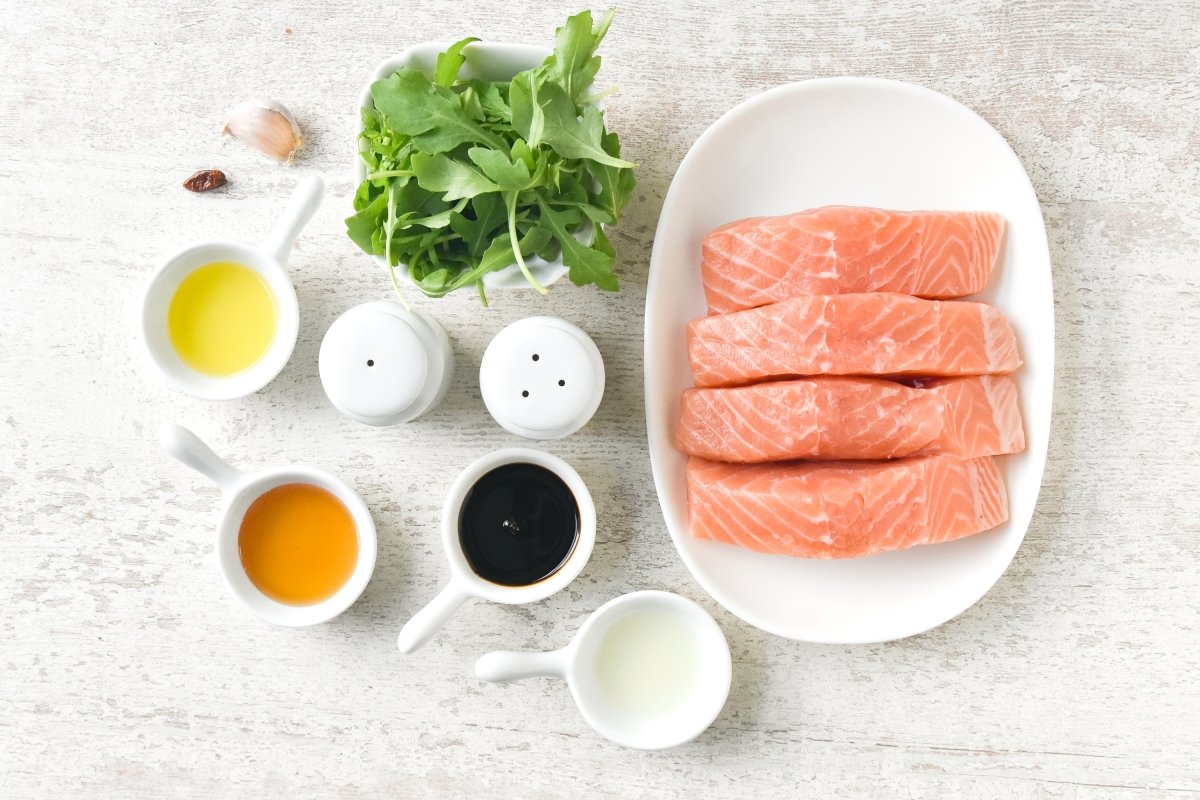 Ingredientes para preparar el salmón glaseado con miel