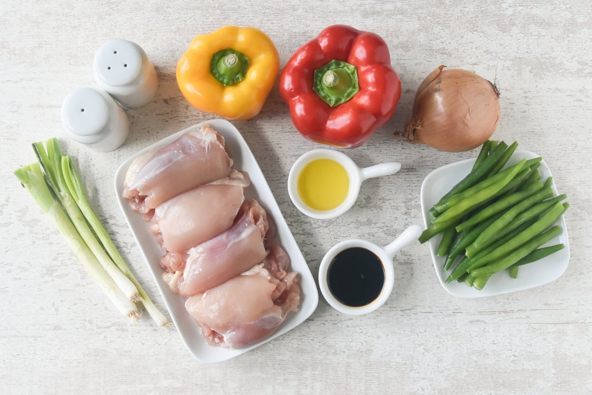Ingredientes para preparar el salteado de pollo con verduras