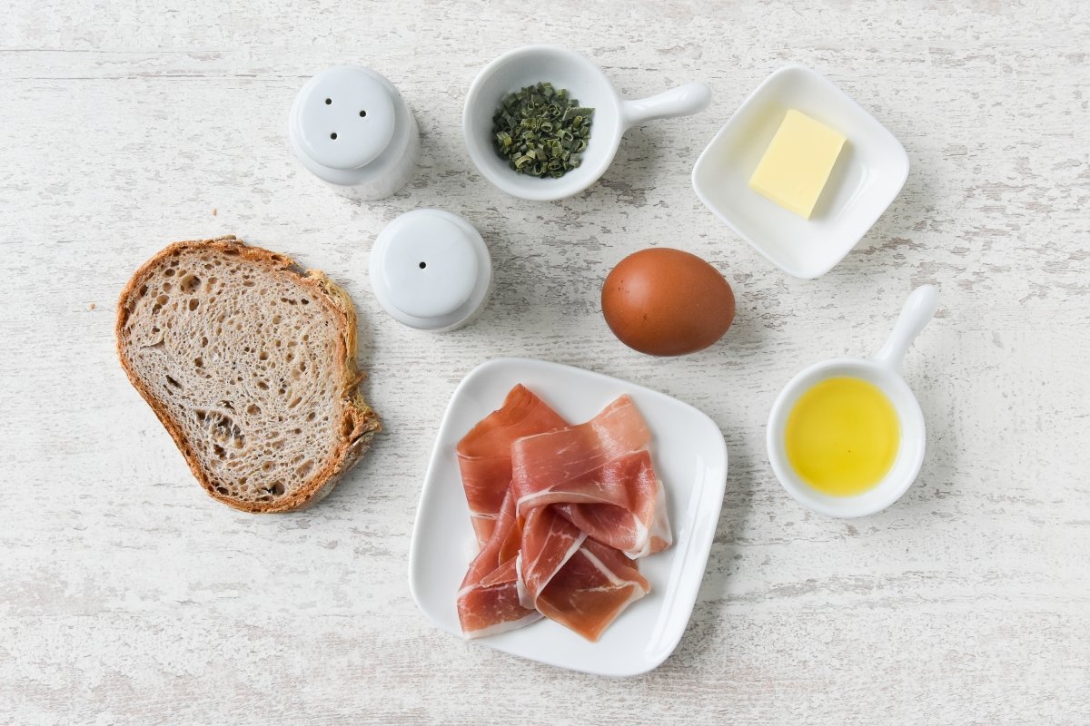 Ingredientes para preparar el sándwich alemán Strammer Max