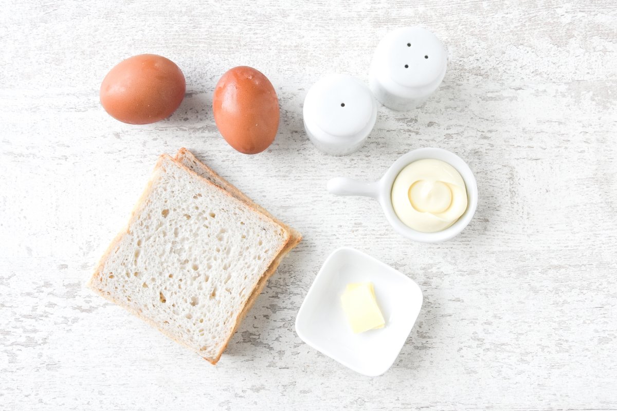 Ingredientes para preparar el sándwich de huevo japonés