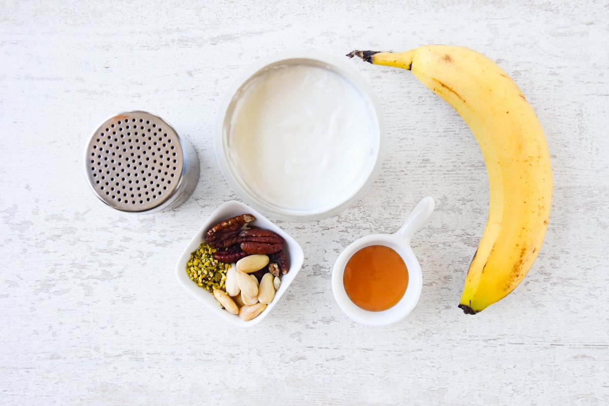 Ingredientes para preparar el skyr con plátano y frutos secos