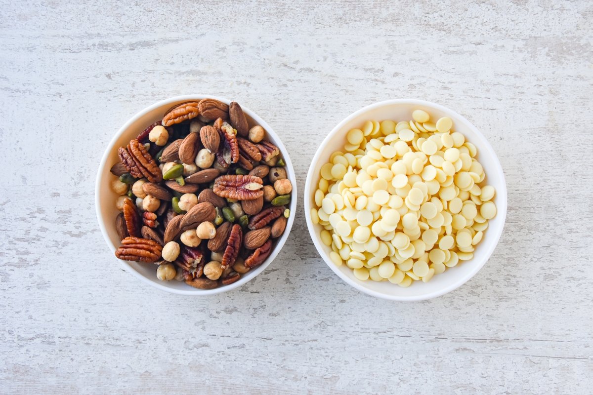 Ingredientes para preparar el turrón de chocolate blanco