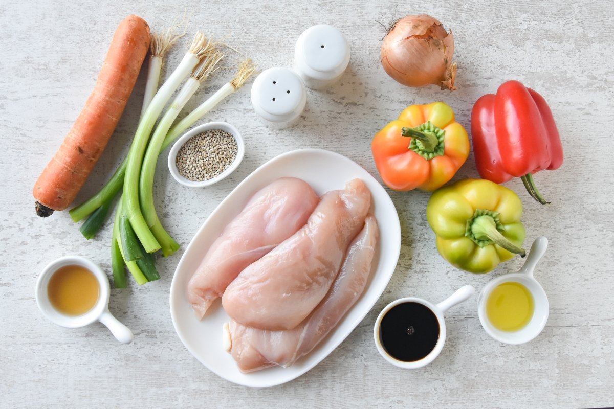 Ingredientes para preparar el wok de pollo con verduras