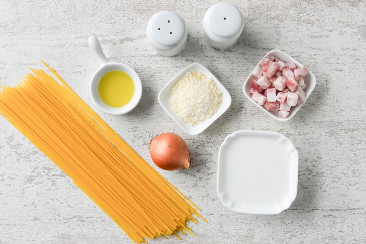 Ingredientes para preparar espaguetis a la carbonara con nata