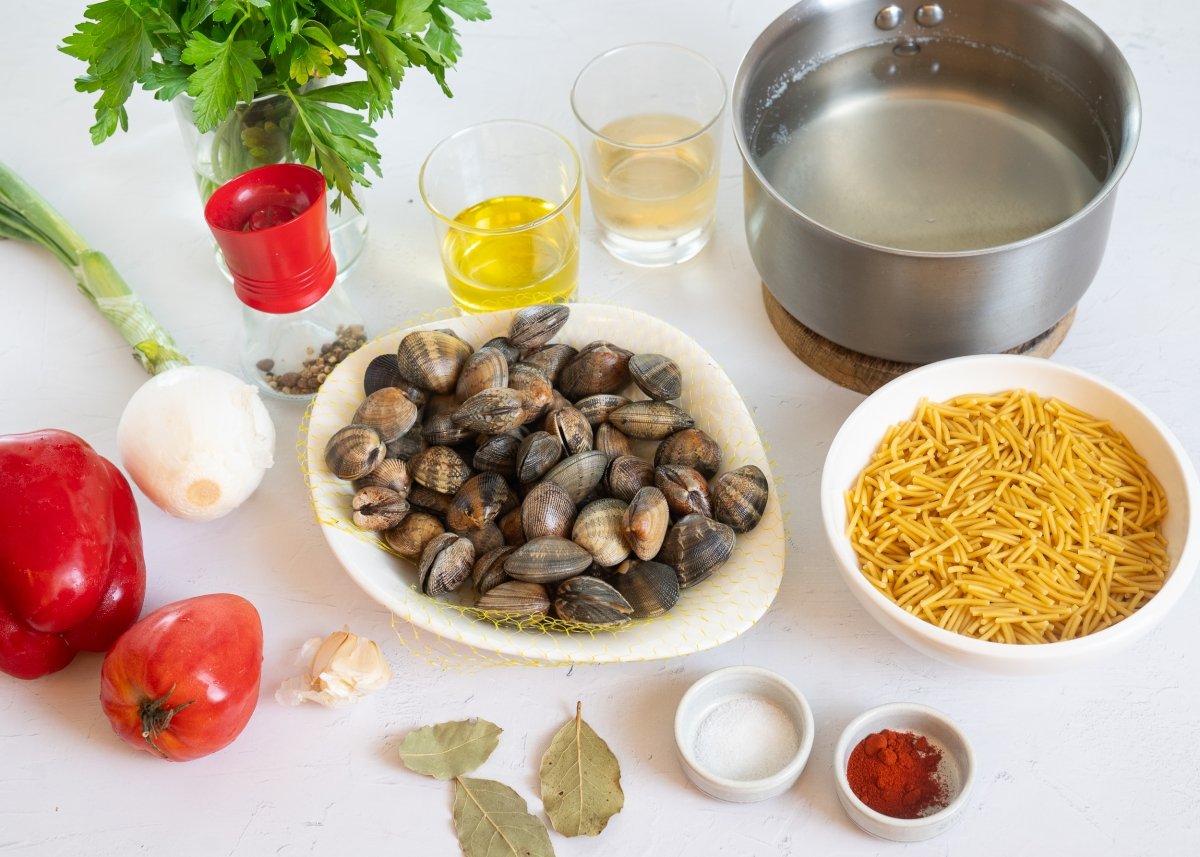 Ingredientes para preparar fideos con almejas