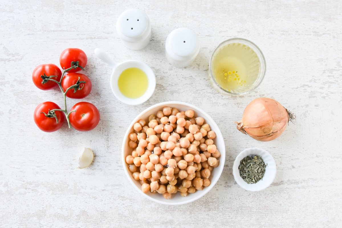 Ingredientes para preparar garbanzos con tomate