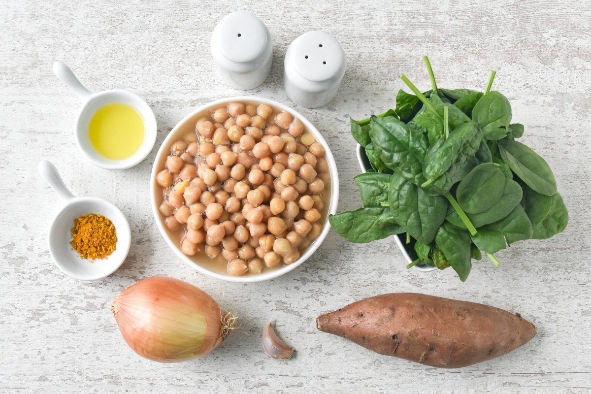 Ingredientes para preparar garbanzos salteados