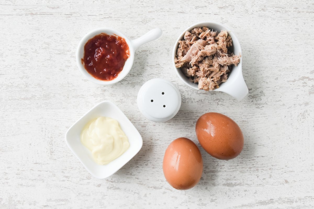 Ingredientes para preparar huevos rellenos de atún