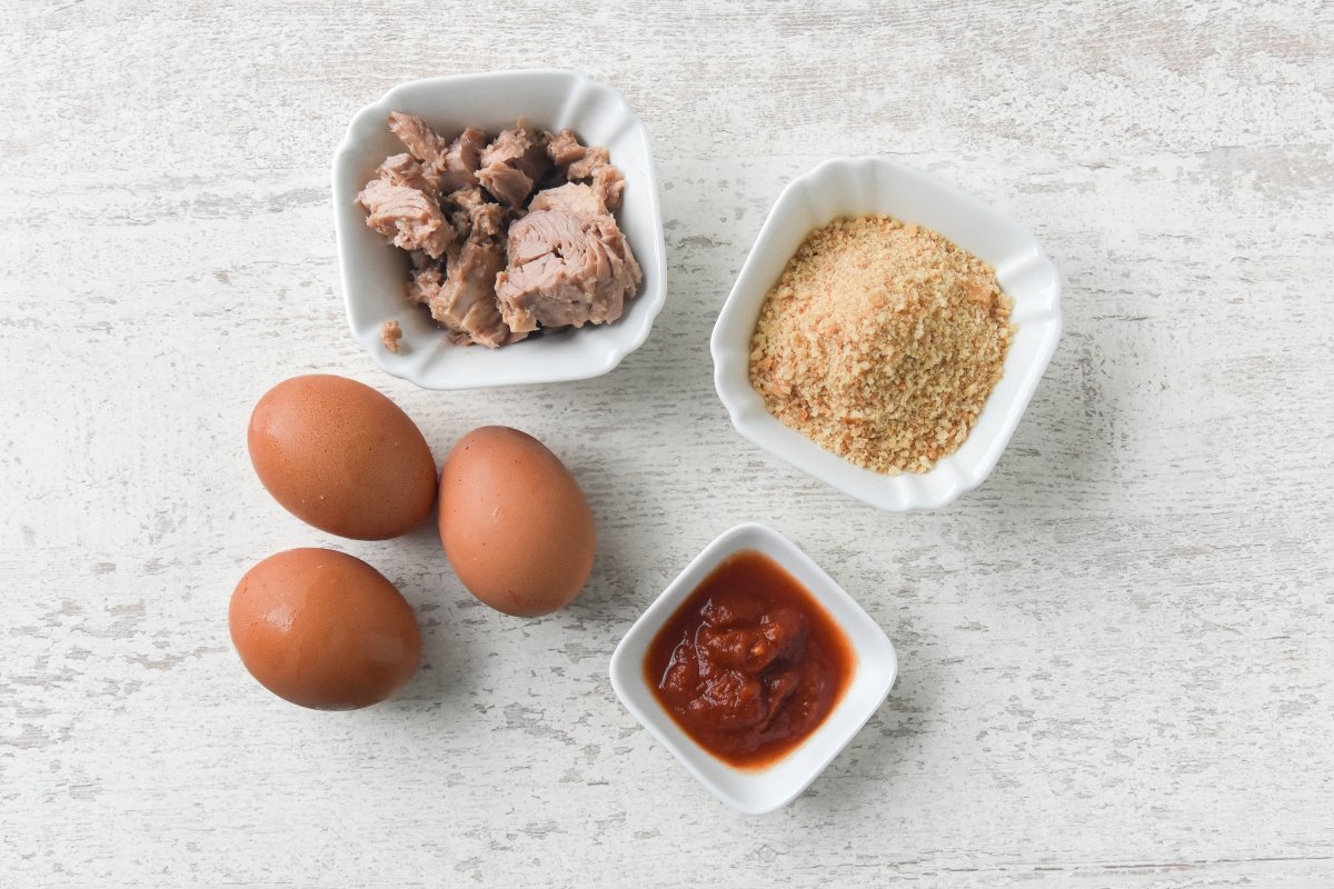 Ingredientes para preparar huevos rellenos rebozados