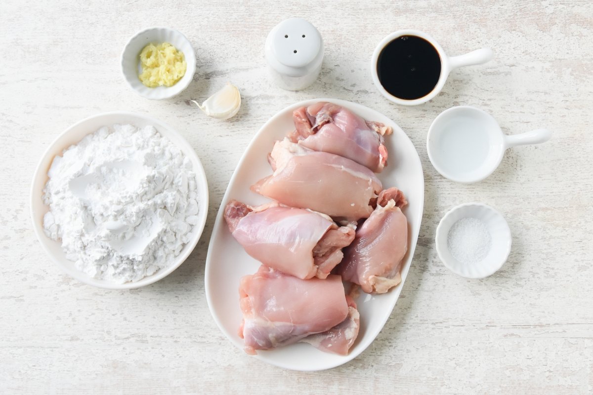 Ingredientes para preparar karaage, pollo frito japonés