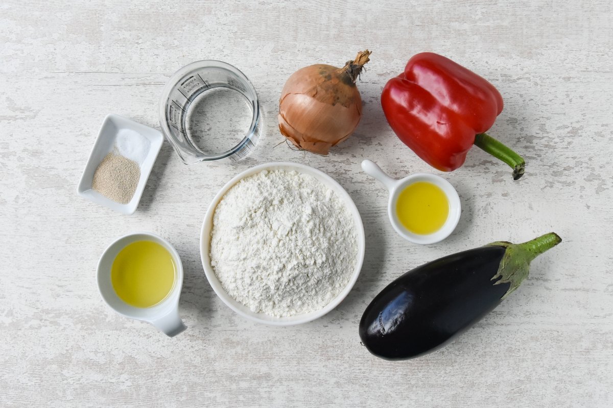 Ingredientes para preparar la coca de escalivada