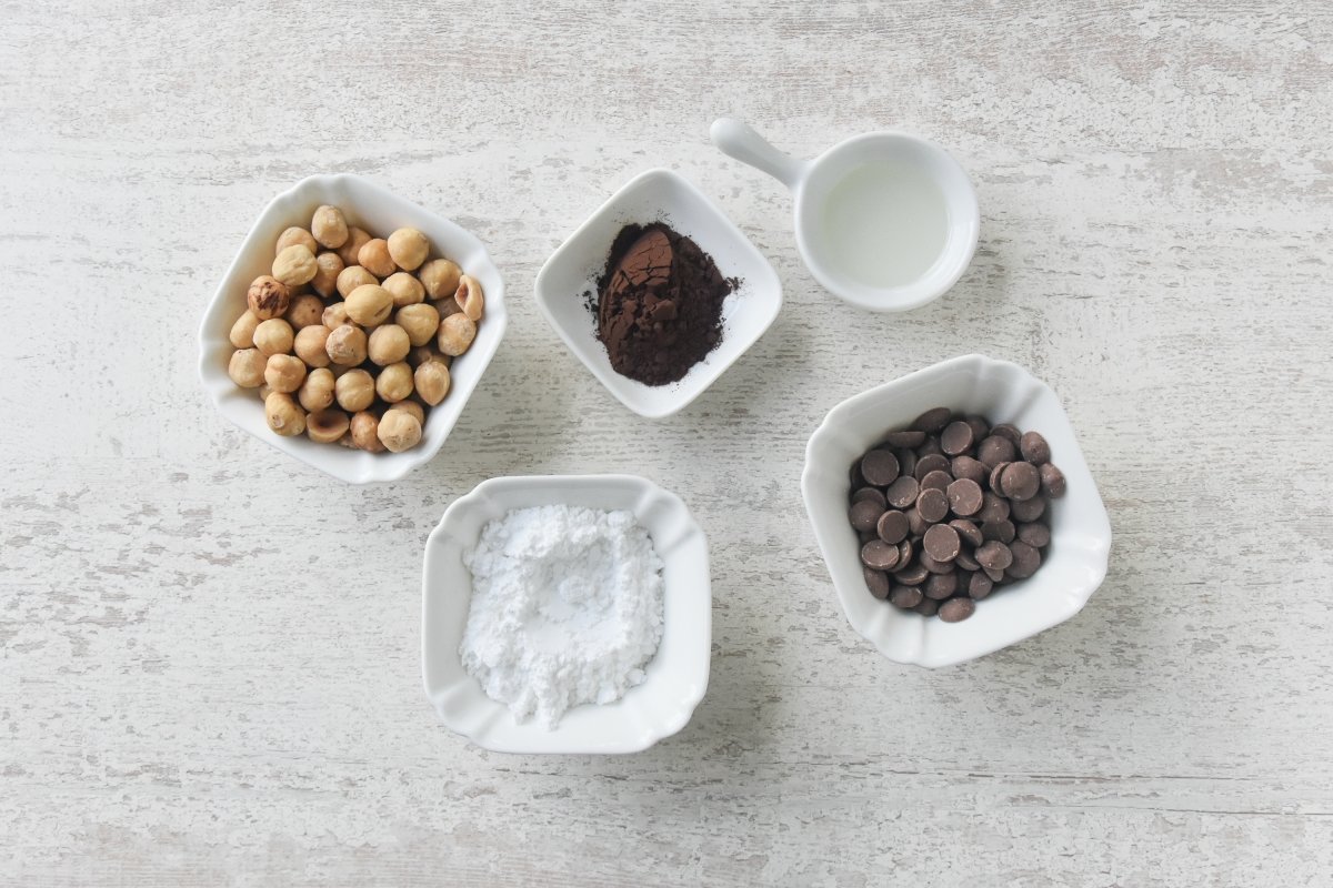 Ingredientes para preparar la crema de cacao y avellanas