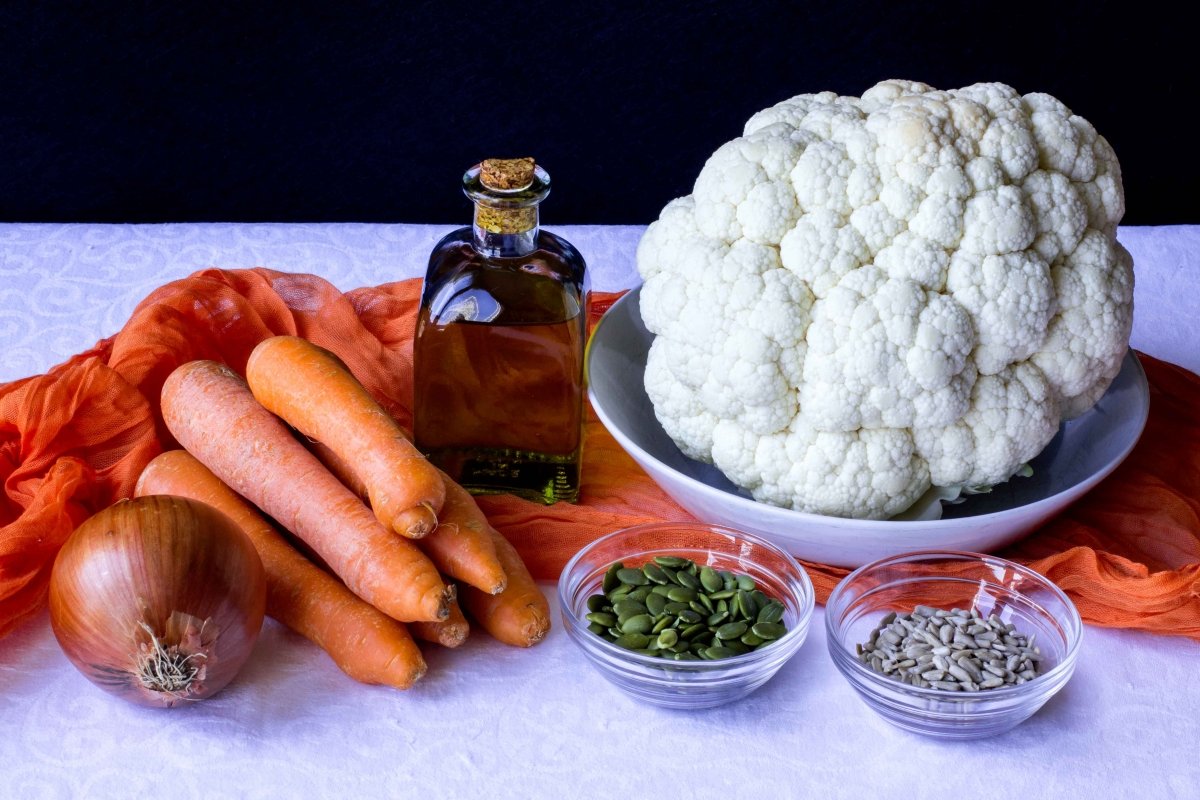 Ingredientes para preparar la crema de coliflor y zanahoria