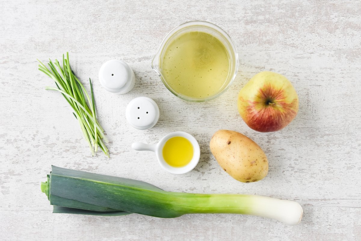 Ingredientes para preparar la crema de puerros y manzana