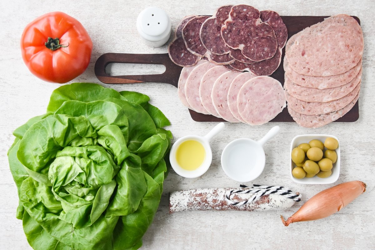 Ingredientes para preparar la ensalada catalana