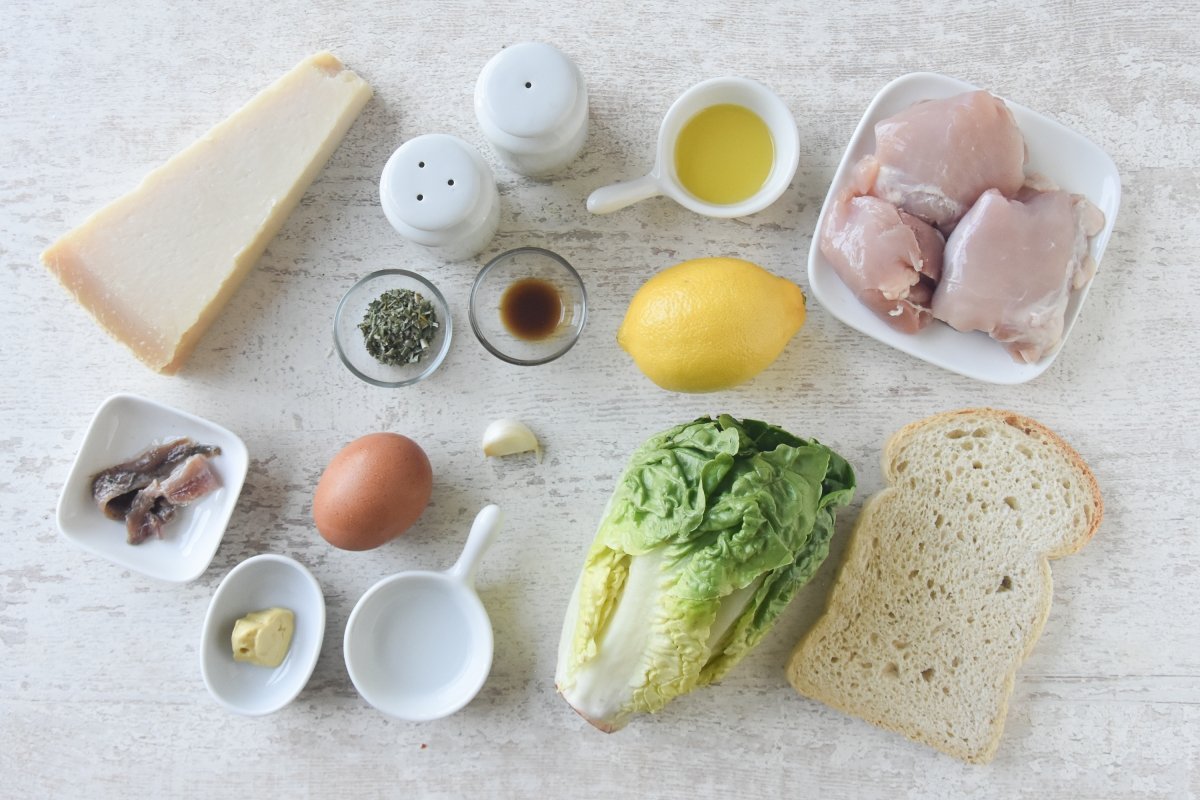 Ingredientes para preparar la ensalada César con pollo