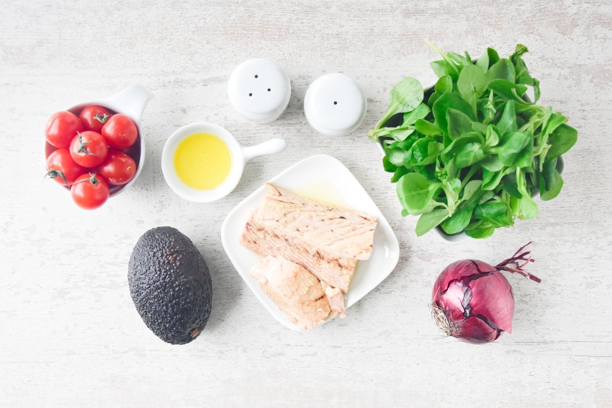 Ingredientes para preparar la ensalada de aguacate y atún