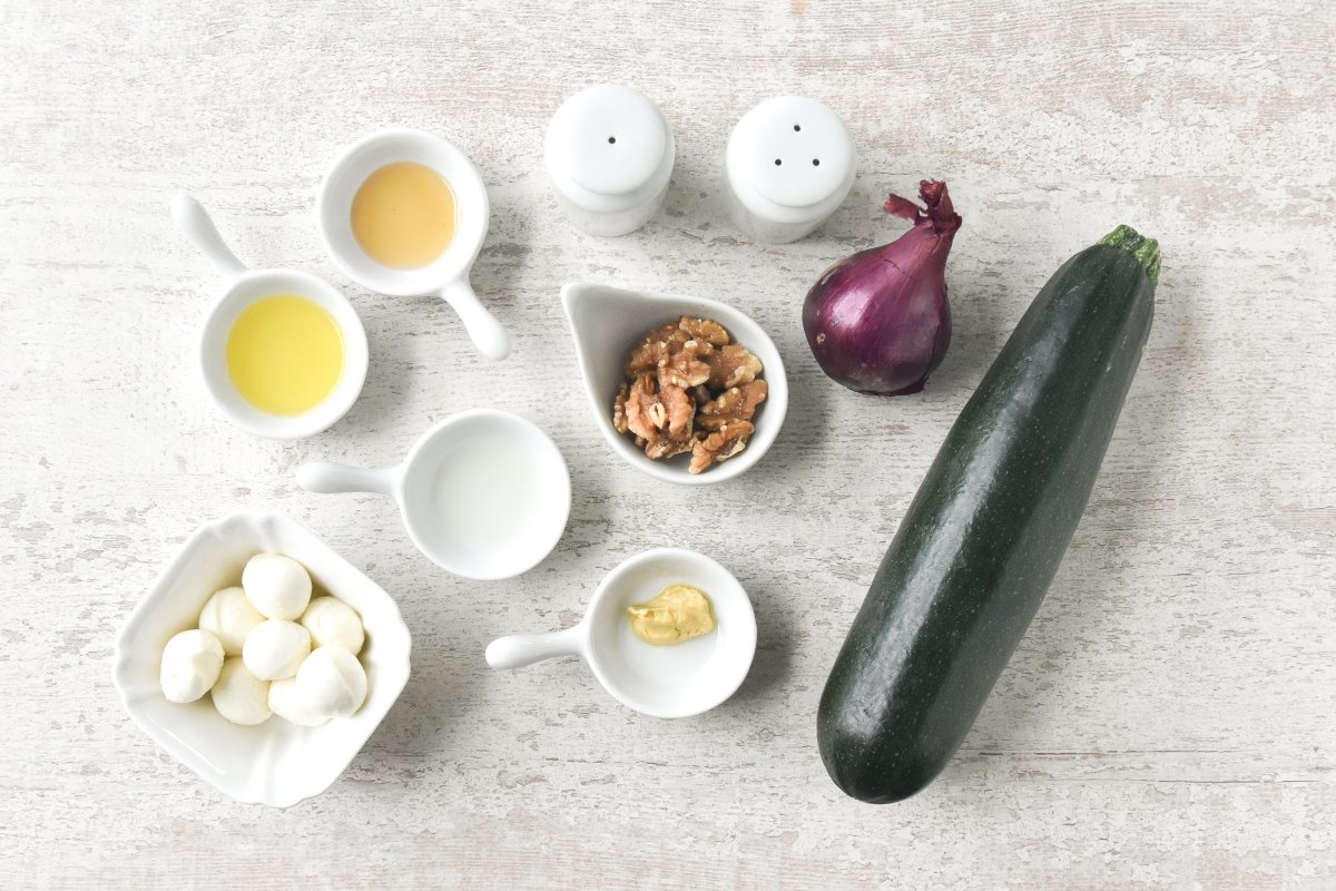 Ingredientes para preparar la ensalada de calabacín