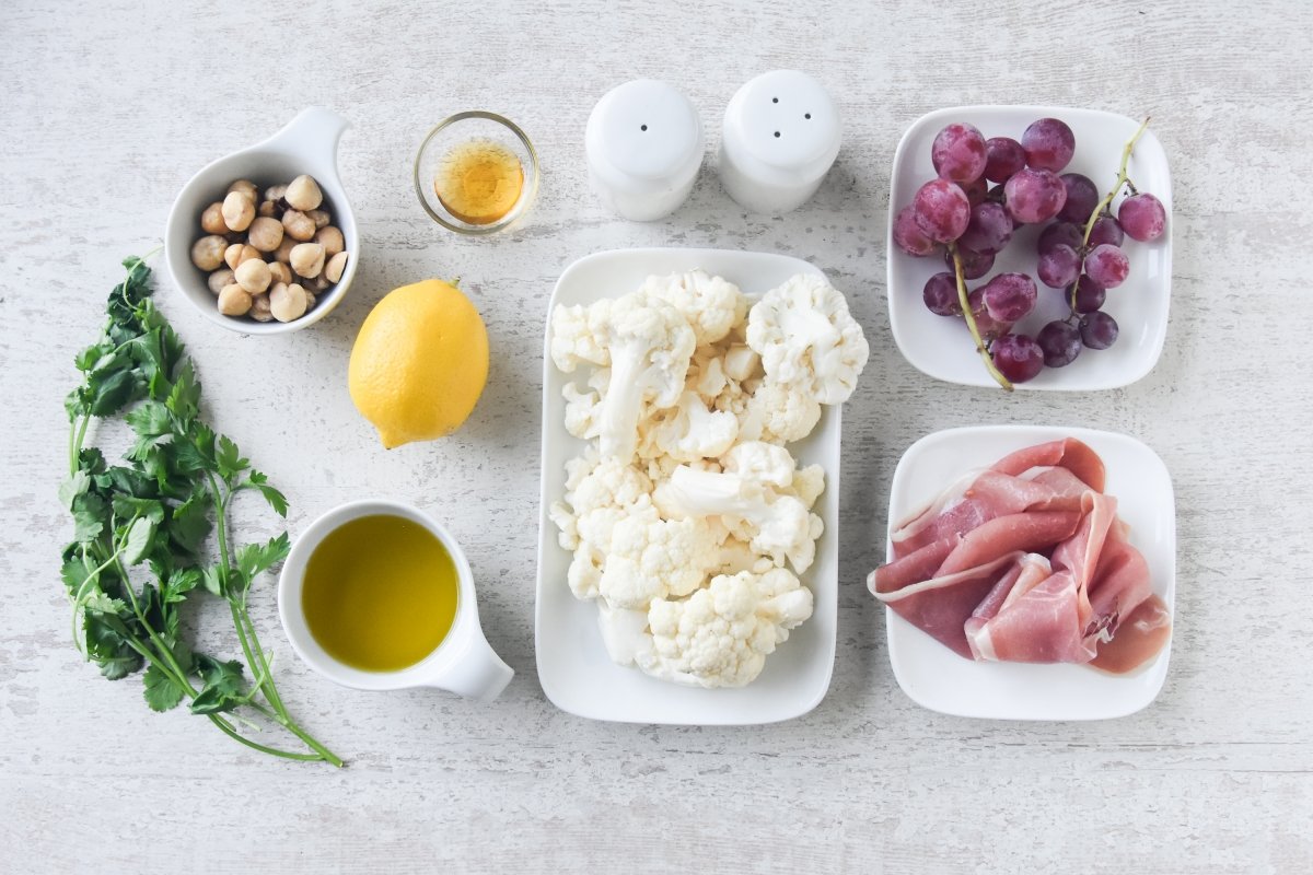 Ingredientes para preparar la ensalada de coliflor