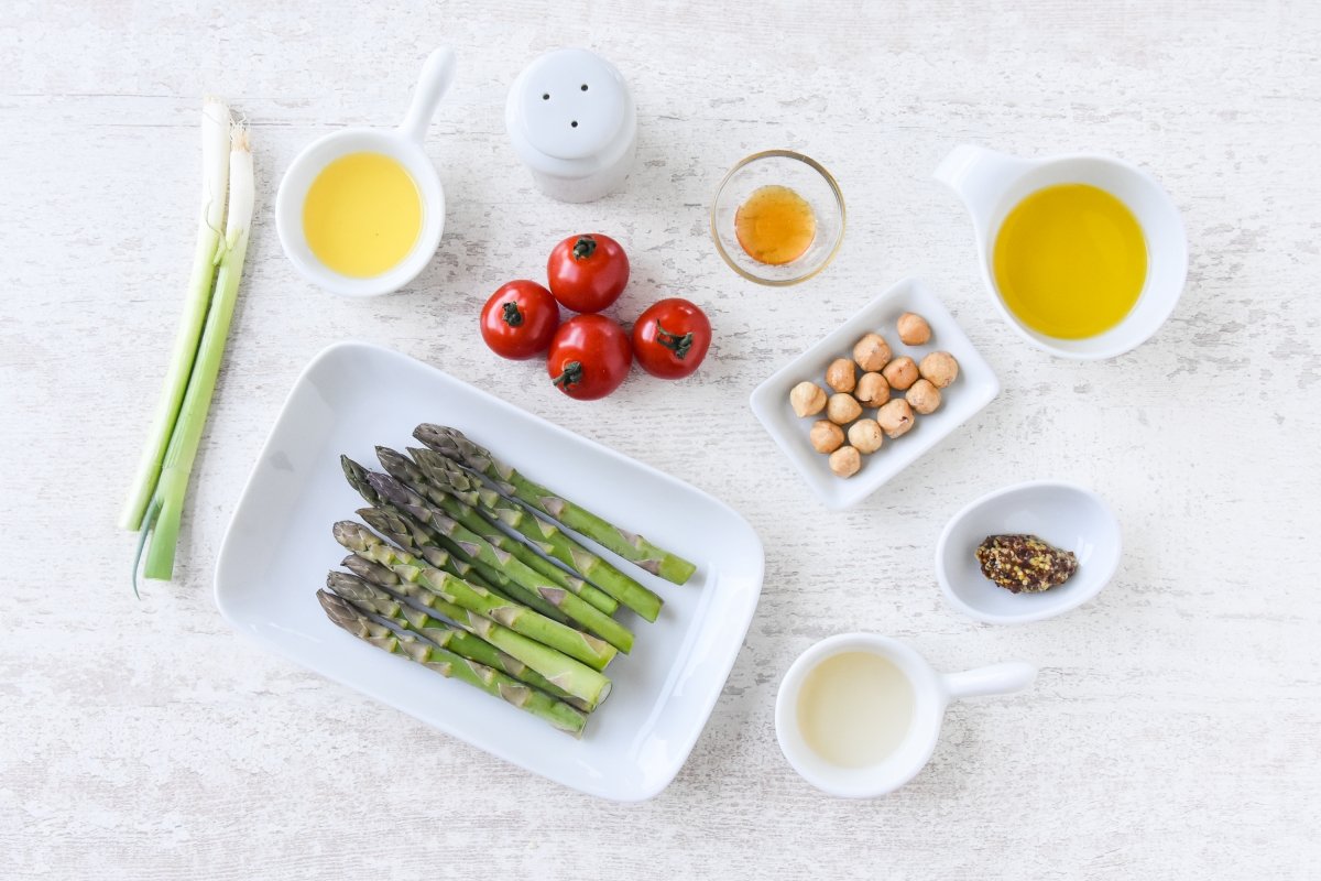 Ingredientes para preparar la ensalada de espárragos
