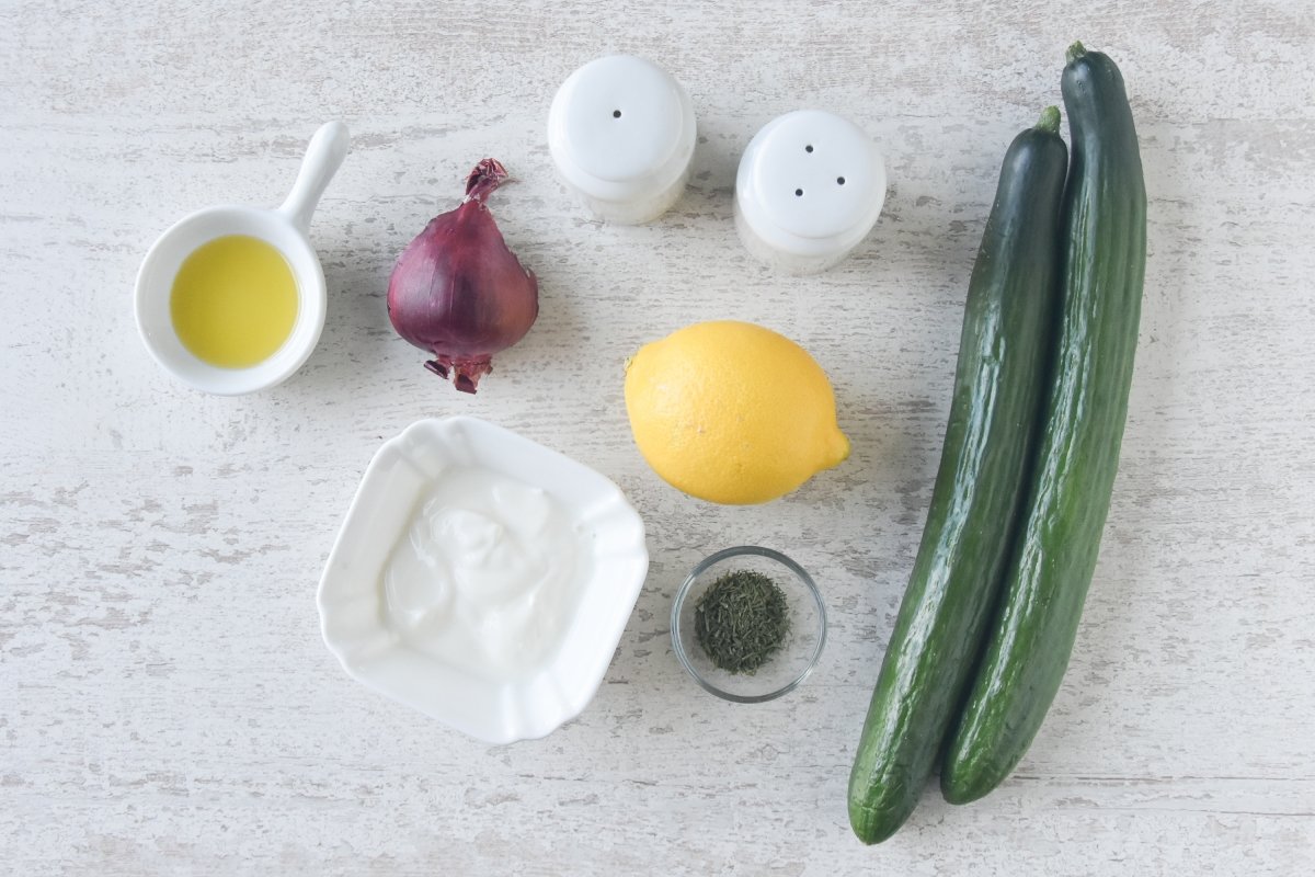 Ingredientes para preparar la ensalada de pepino