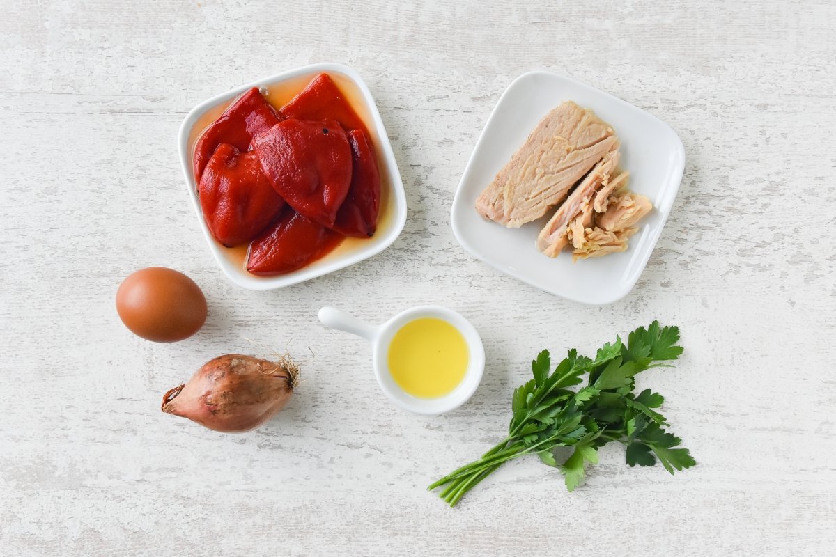 Ingredientes para preparar la ensalada de pimientos del piquillo