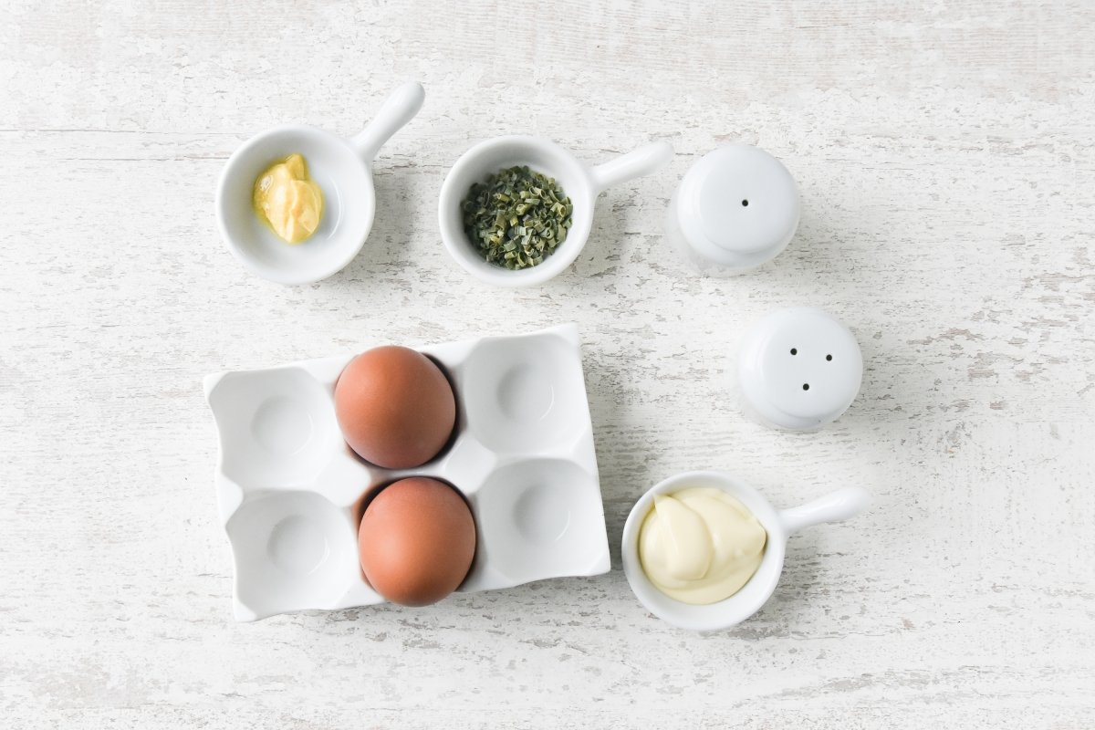 Ingredientes para preparar la ensaladilla de huevo