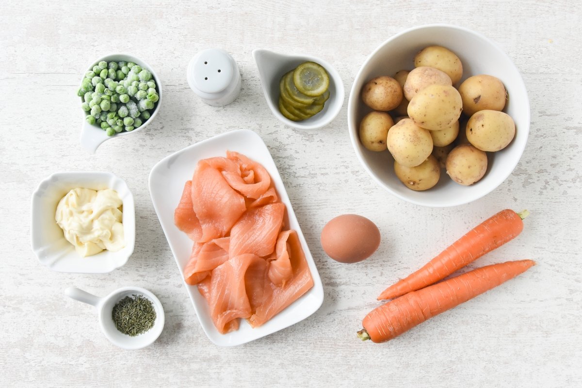 Ingredientes para preparar la ensaladilla de salmón