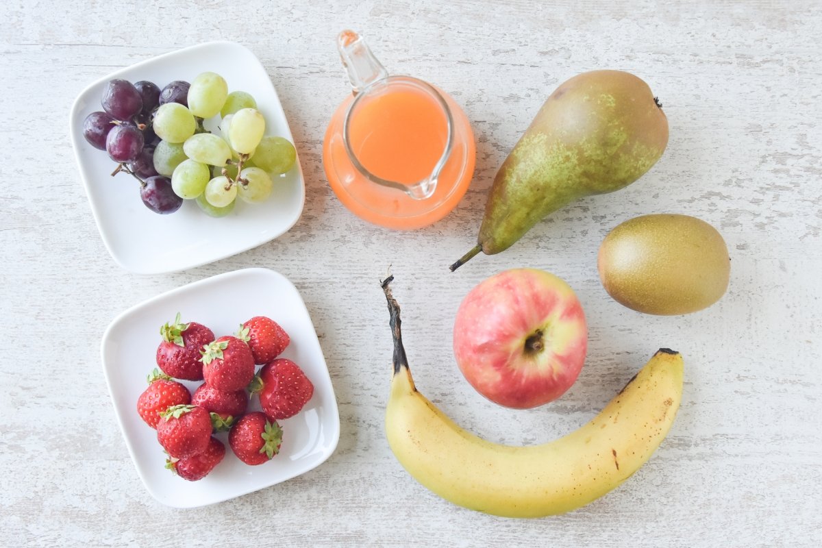 Ingredientes para preparar la macedonia de frutas