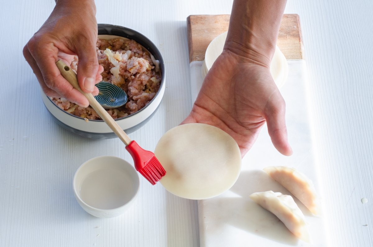 Ingredientes para preparar la masa de las gyozas