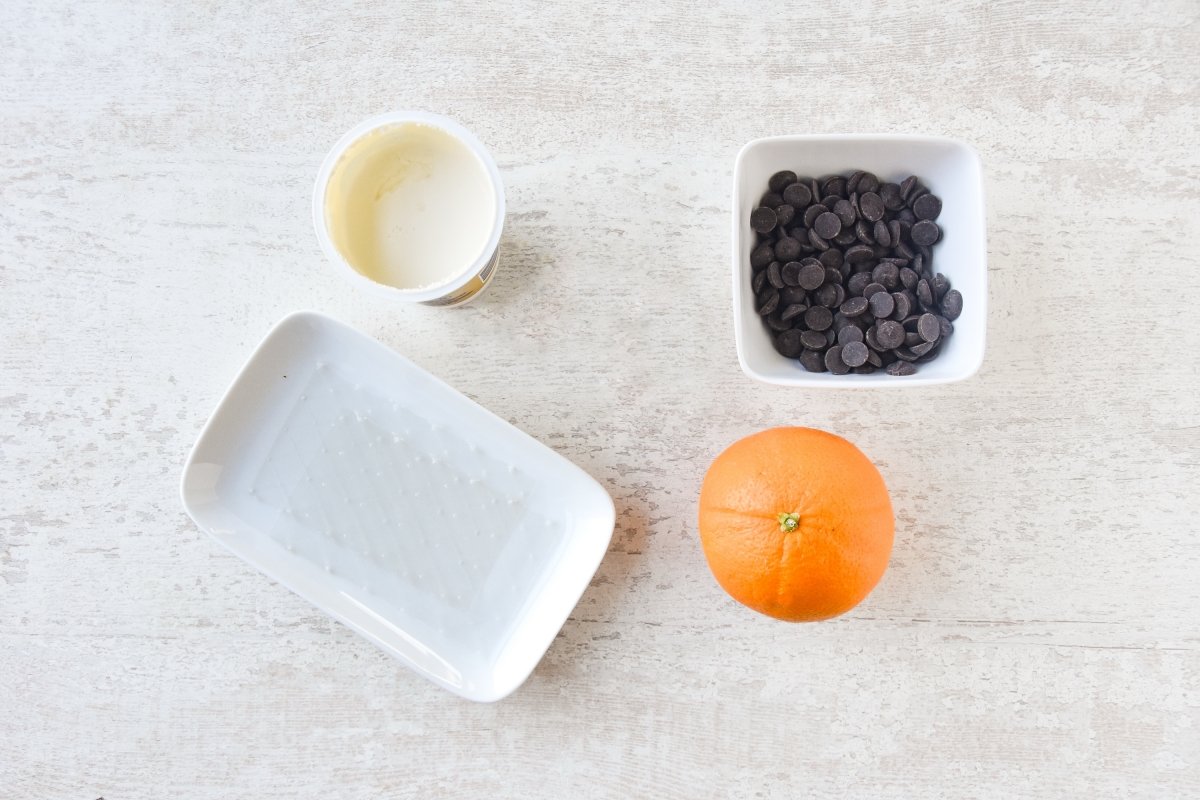 Ingredientes para preparar la mousse de chocolate a la naranja