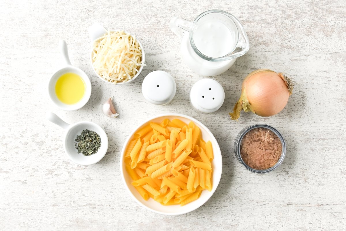 Ingredientes para preparar la pasta cremosa con atún y queso
