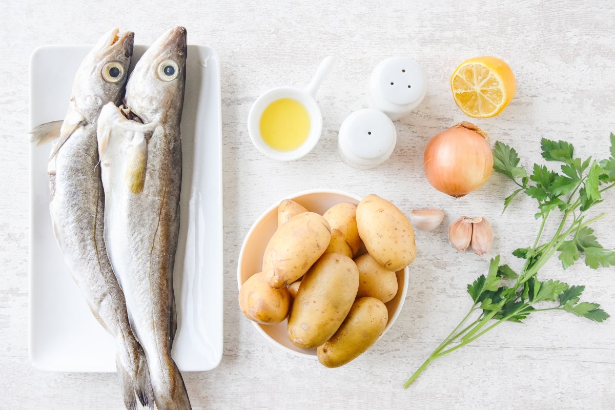 Ingredientes para preparar la pescadilla al horno con patatas