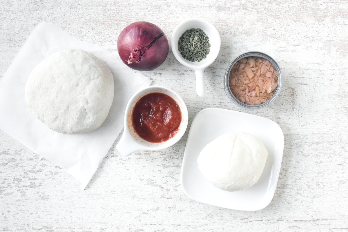 Ingredientes para preparar la pizza de atún